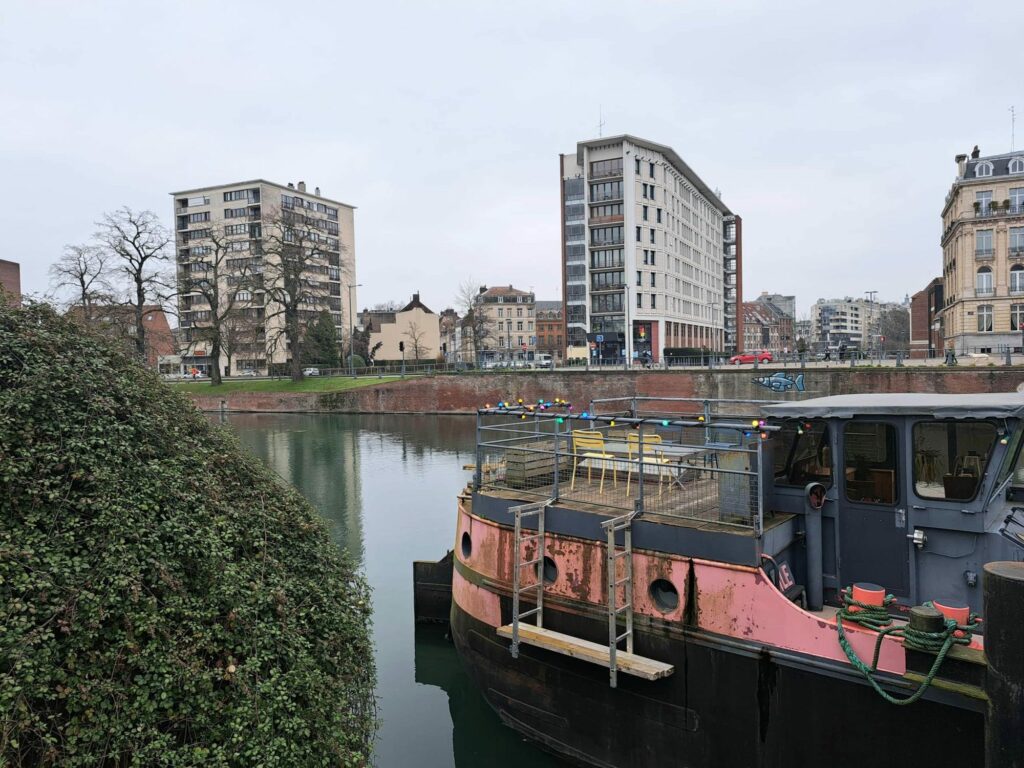 La péniche du Bus Magique amarrée sur la Deûle, à l'entrée de la Citadelle de Lille