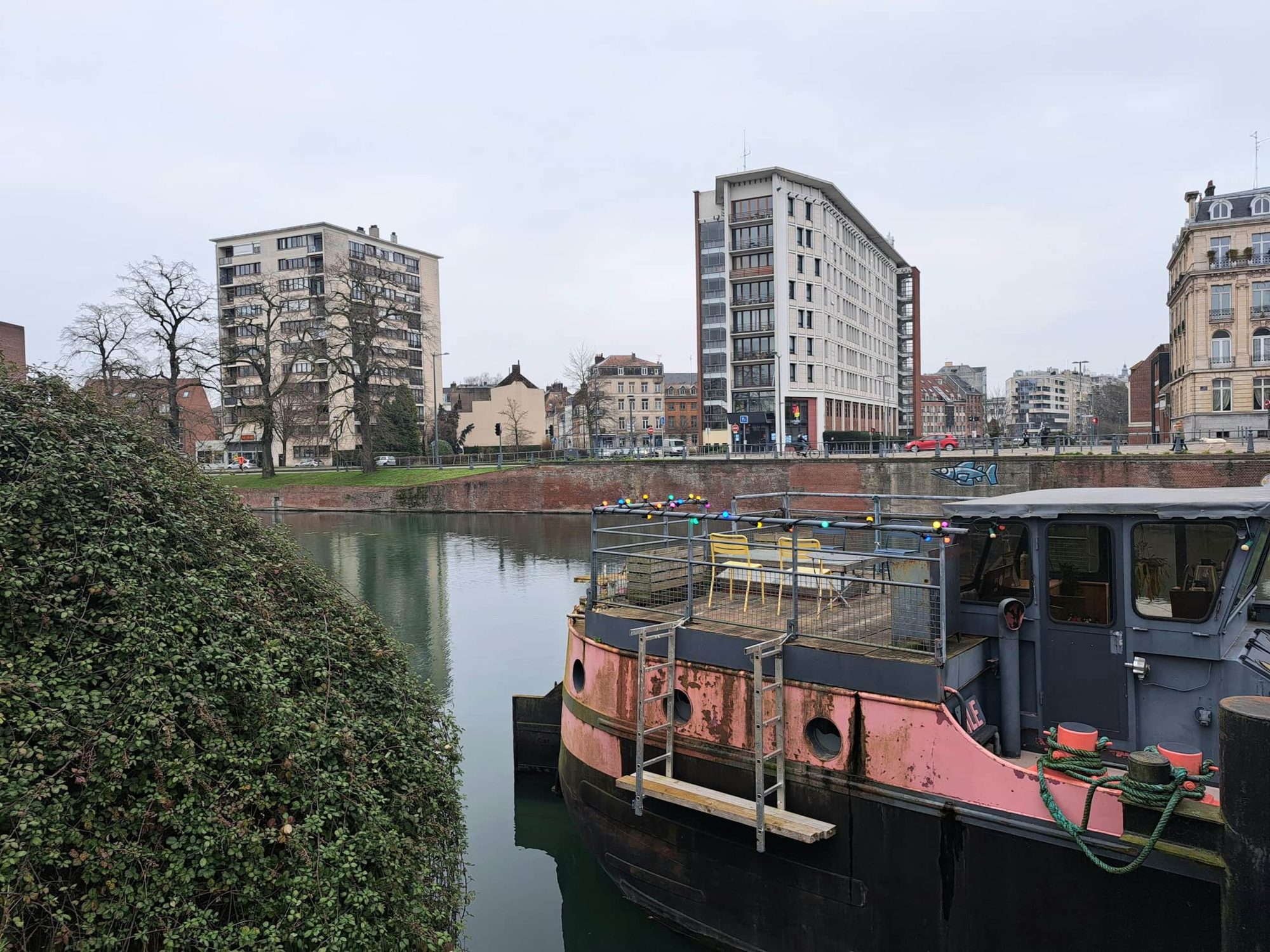La péniche du Bus Magique amarrée sur la Deûle, au pied des remparts de la Citadelle de Lille