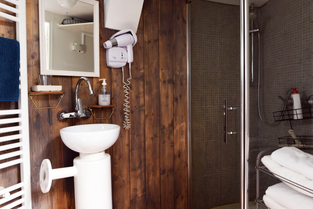 Salle de bain privative du studio, avec sa douche et son lavabo