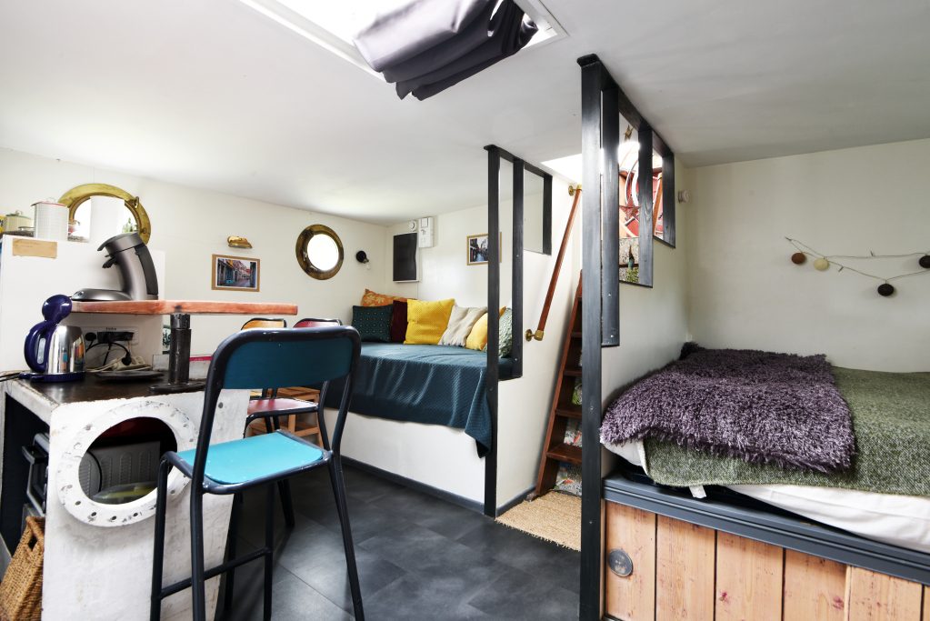 Vue d'ensemble du studio : kitchenette, coin bar et espace nuit