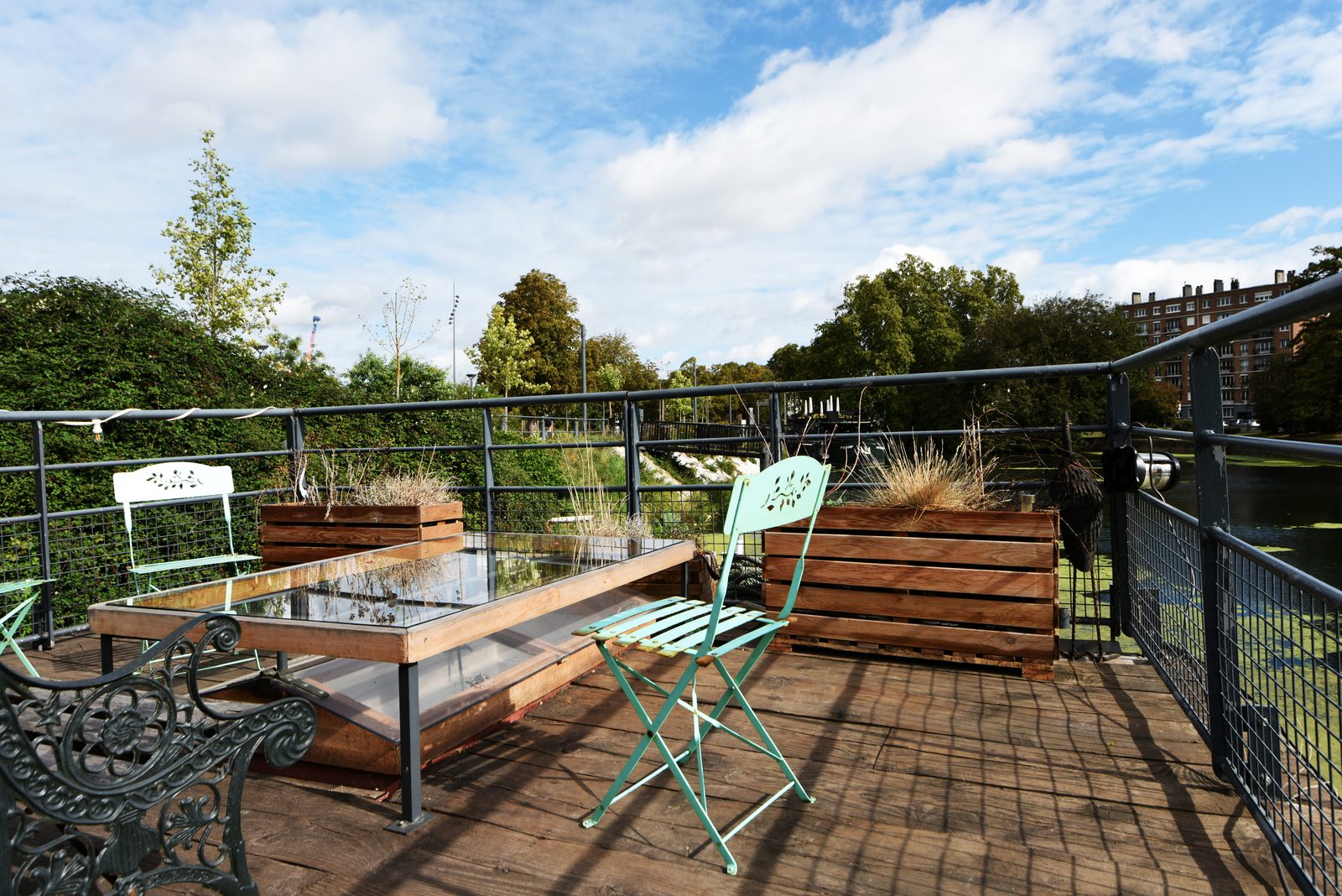 Terrasse privée sur le pont de la péniche, sa table et ses chaises face au parc