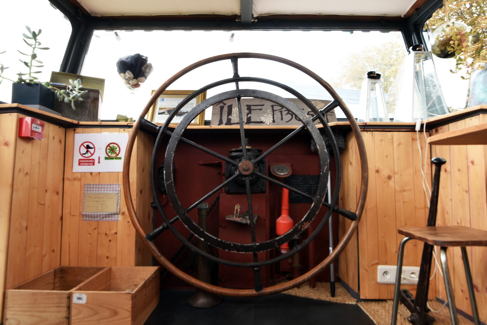 Timonerie de la péniche avec sa barre à roue d'origine