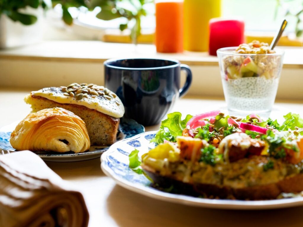 Brunch du dimanche sur la péniche du Bus Magique : tartine salée, pain au chocolat, cake aux graines, bowl et café
