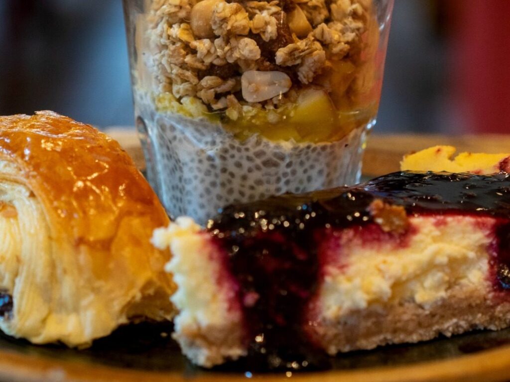 Bowl granola et pudding de chia, pain au chocolat et cheesecake aux fruits rouges au brunch de la péniche