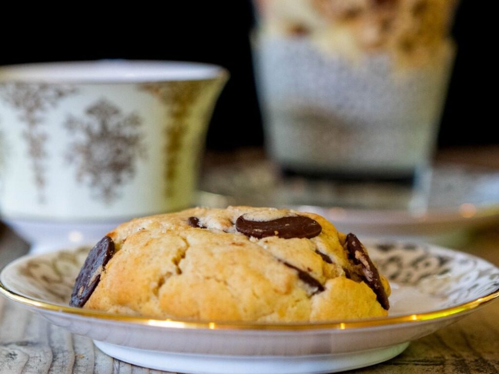 Cookie maison aux pépites de chocolat et tasse de thé au brunch de la péniche