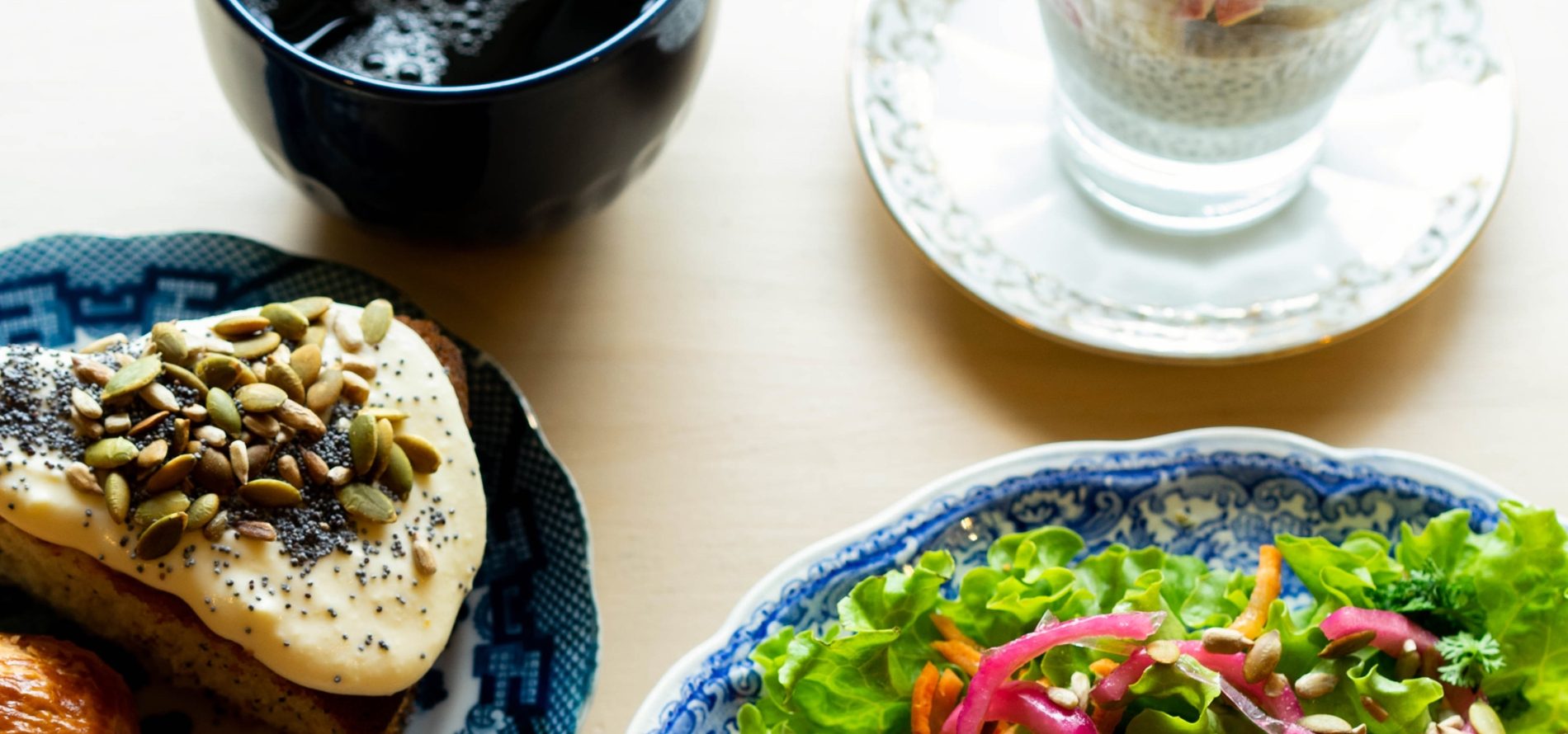 Brunch du dimanche sur la péniche du Bus Magique à Lille : tartine aux graines, salade de saison et energy bowl