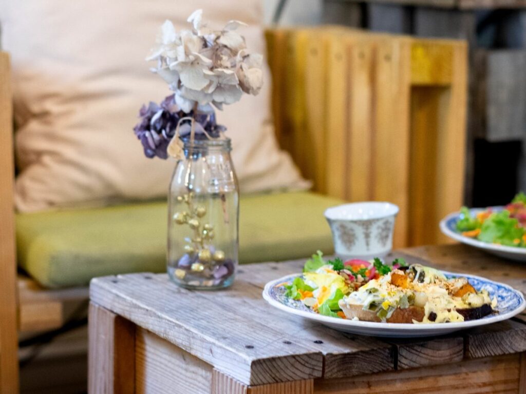 Assiette de brunch servie dans le salon de la péniche du Bus Magique à Lille