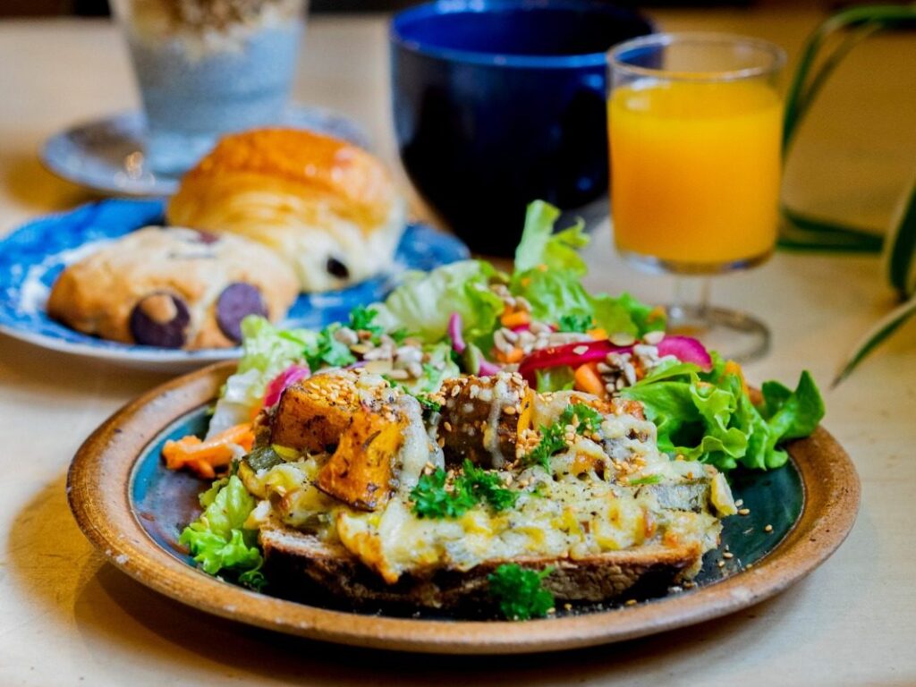 Tartine salée de saison, viennoiseries et jus d'orange au brunch de la péniche à Lille